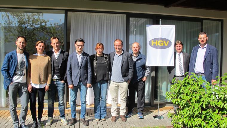 Von links: Johannes Margesin, Veronika Herz, Christian Lanthaler, HGV-Ortsobmann Klaus Dissertori, Doris Hilpold, Christian Pircher, Joachim Holzner, Verbandssekretär Helmuth Rainer und HGV-Bezirksobmann Hansi Pichler.